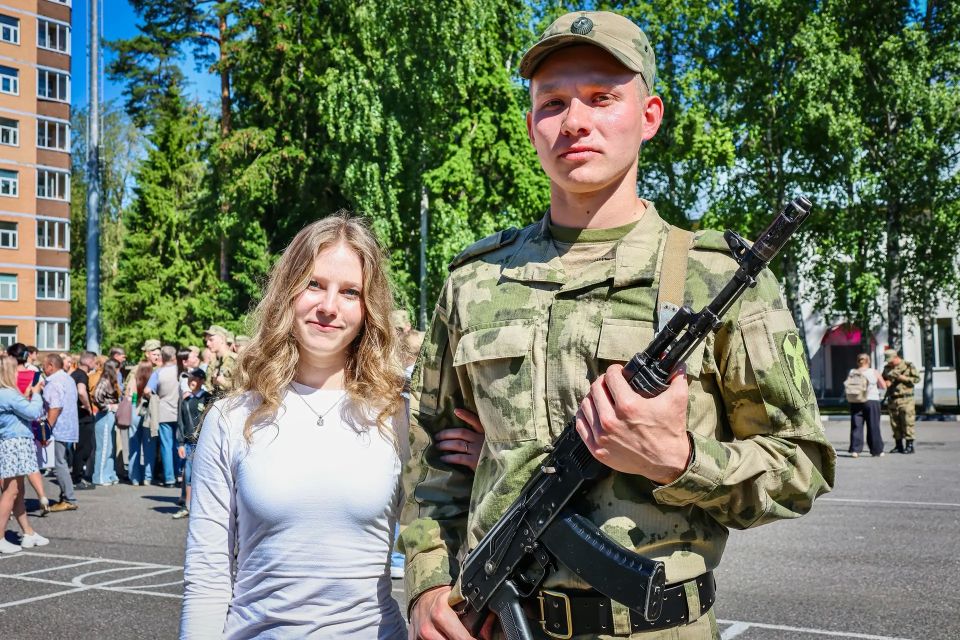 Сегодня в Ленинградской области состоялась торжественная церемония принятия Военной присяги военнослужащими по призыву 33-й бригады оперативного назначения, полка по охране важных государственных объектов и морского отряда... Сегодня в Ленинградской области состоялась торжественная церемония принятия Военной присяги военнослужащими по призыву 33-й бригады оперативного назначения, полка по охране важных государственных объектов и морского отряда...