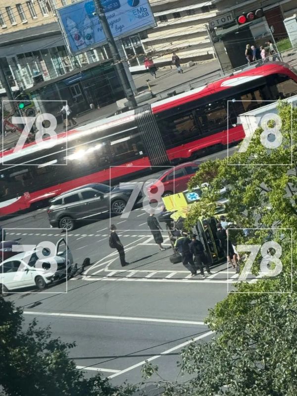 Реанимобиль упал на бок на перекрестке в Невском районе Реанимобиль упал на бок на перекрестке в Невском районе