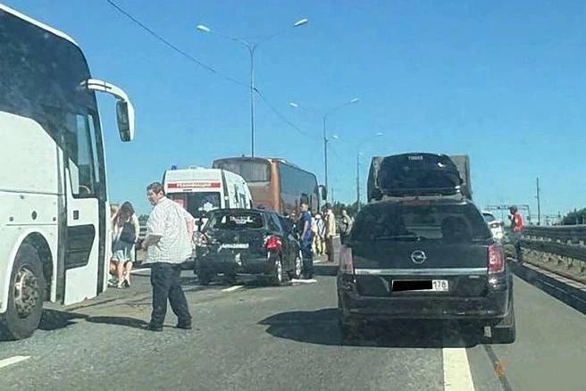 Столкновение автобуса с детьми и трех легковушек привело к огромной пробке на Новоприозерском шоссе Столкновение автобуса с детьми и трех легковушек привело к огромной пробке на Новоприозерском шоссе