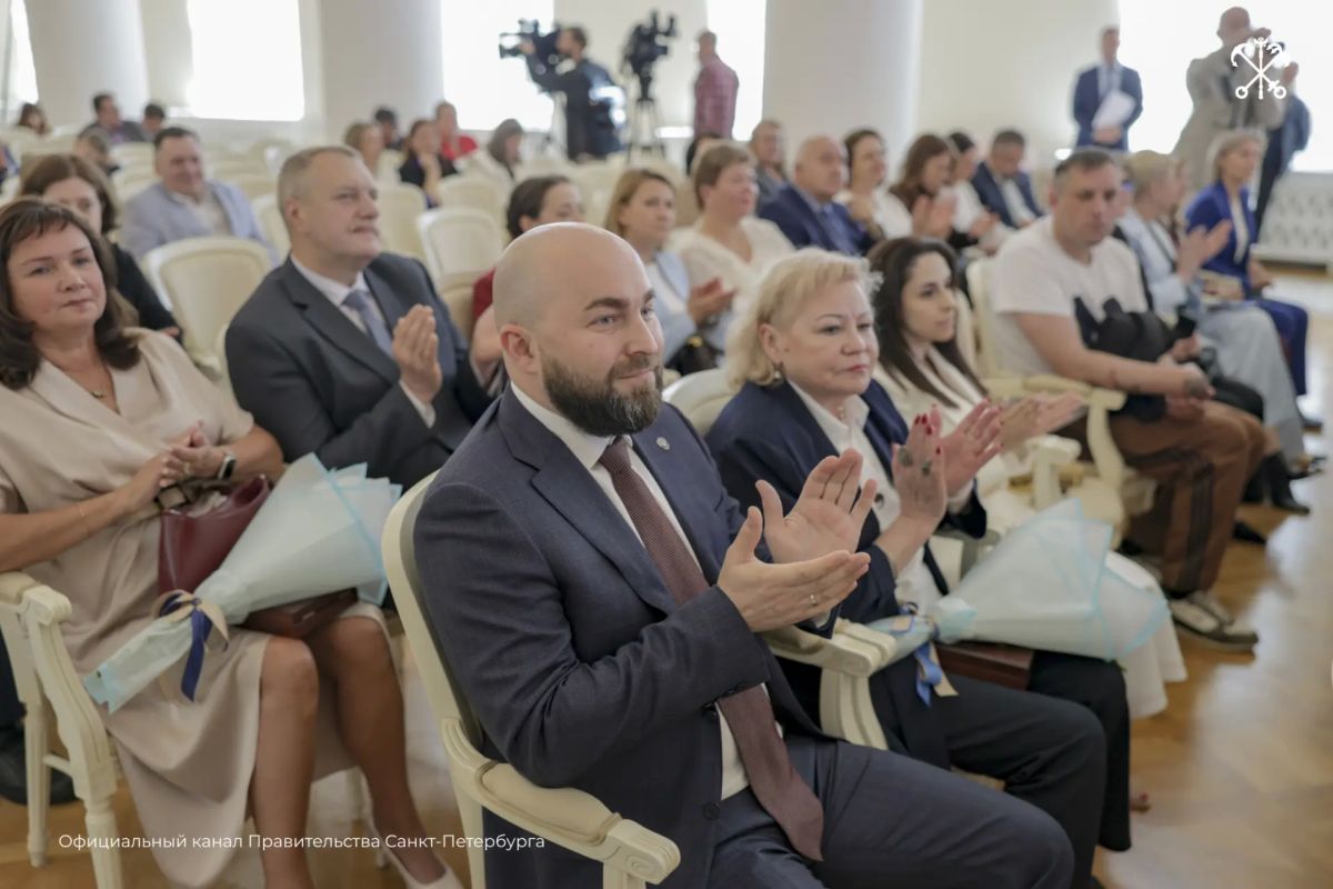Лучших медицинских работников Северной столицы наградили в Смольном Лучших медицинских работников Северной столицы наградили в Смольном