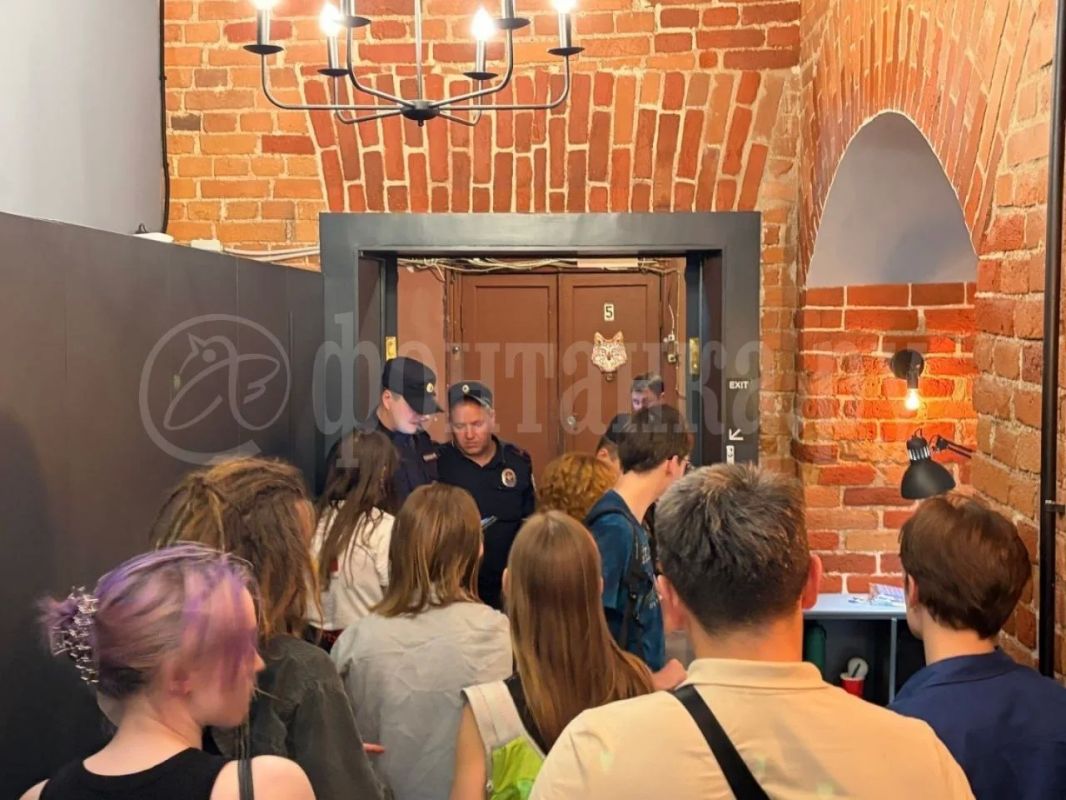 На встречу Екатерины Дунцовой* с членами партии «Рассвет» в Петербурге заглянула полиция На встречу Екатерины Дунцовой* с членами партии «Рассвет» в Петербурге заглянула полиция