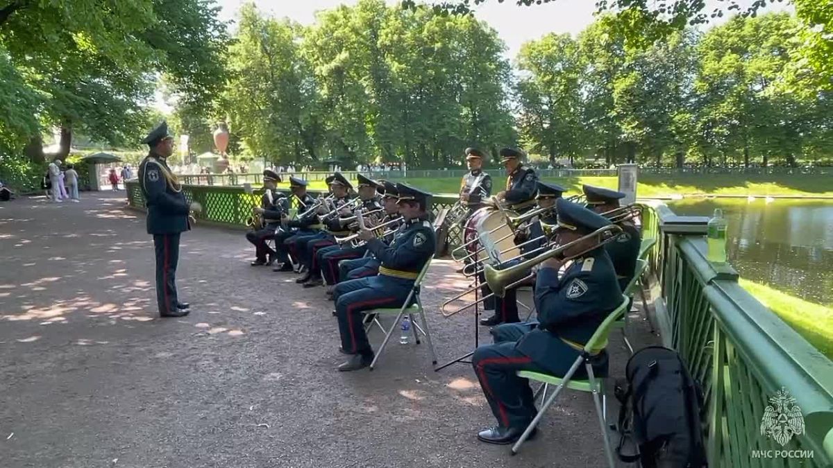Музыка огня звучала в Летнем саду