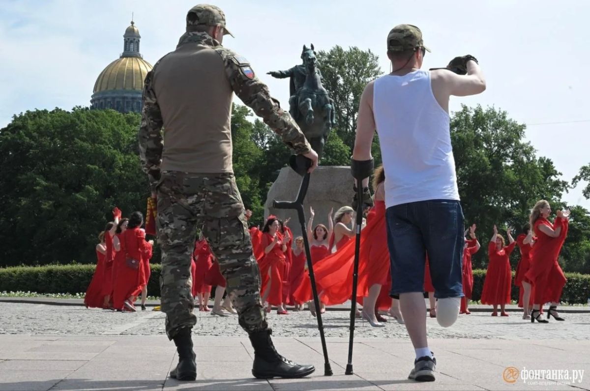 Больше красного: патриотичный флешмоб прошел в центре Петербурга Больше красного: патриотичный флешмоб прошел в центре Петербурга