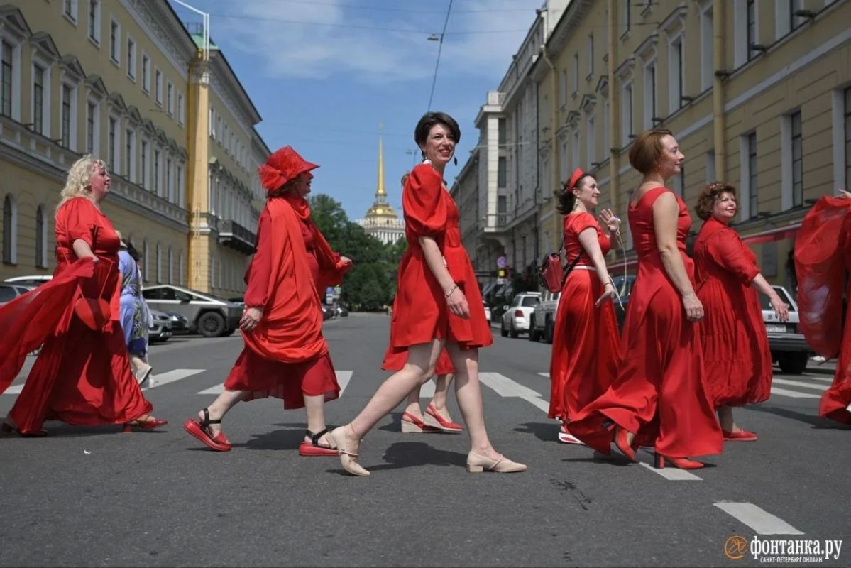 Больше красного: патриотичный флешмоб прошел в центре Петербурга Больше красного: патриотичный флешмоб прошел в центре Петербурга
