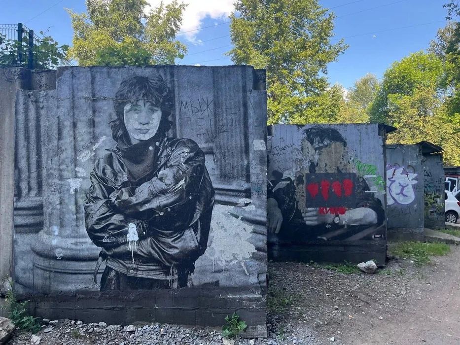 От «Камчатки» до Богословского кладбища: где в Петербурге помнят легендарного Цоя