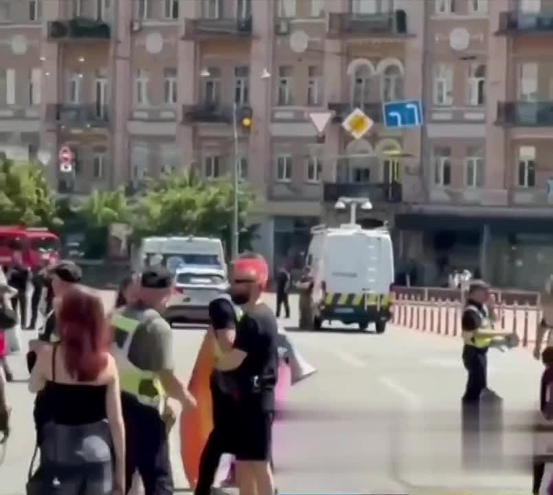 Единственный разрешённый главным ЛГБТ*-фанатом парад извращенцев в Киеве был прерван громким воем сирен воздушной тревоги