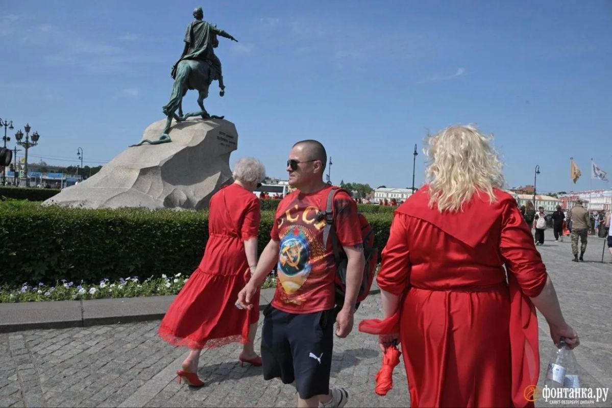 Больше красного: патриотичный флешмоб прошел в центре Петербурга Больше красного: патриотичный флешмоб прошел в центре Петербурга