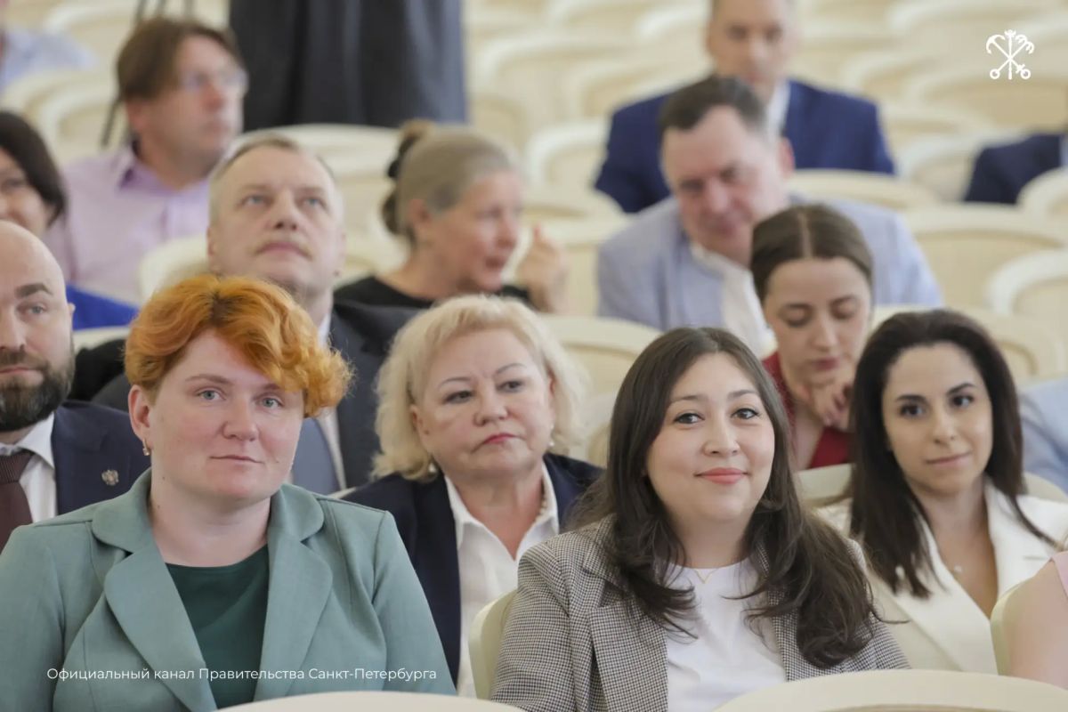Лучших медицинских работников Северной столицы наградили в Смольном Лучших медицинских работников Северной столицы наградили в Смольном
