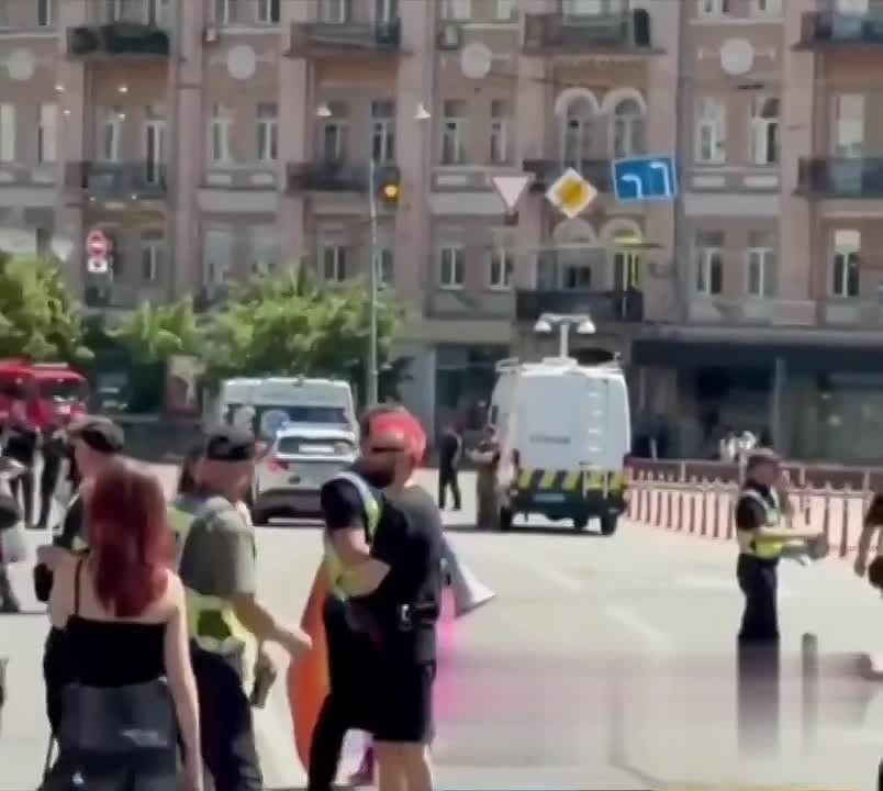 "ВС РФ начали бить по Киеву во время проведения "заднеприводных" парадов — пишут украинские СМИ - это бесчеловечно!"