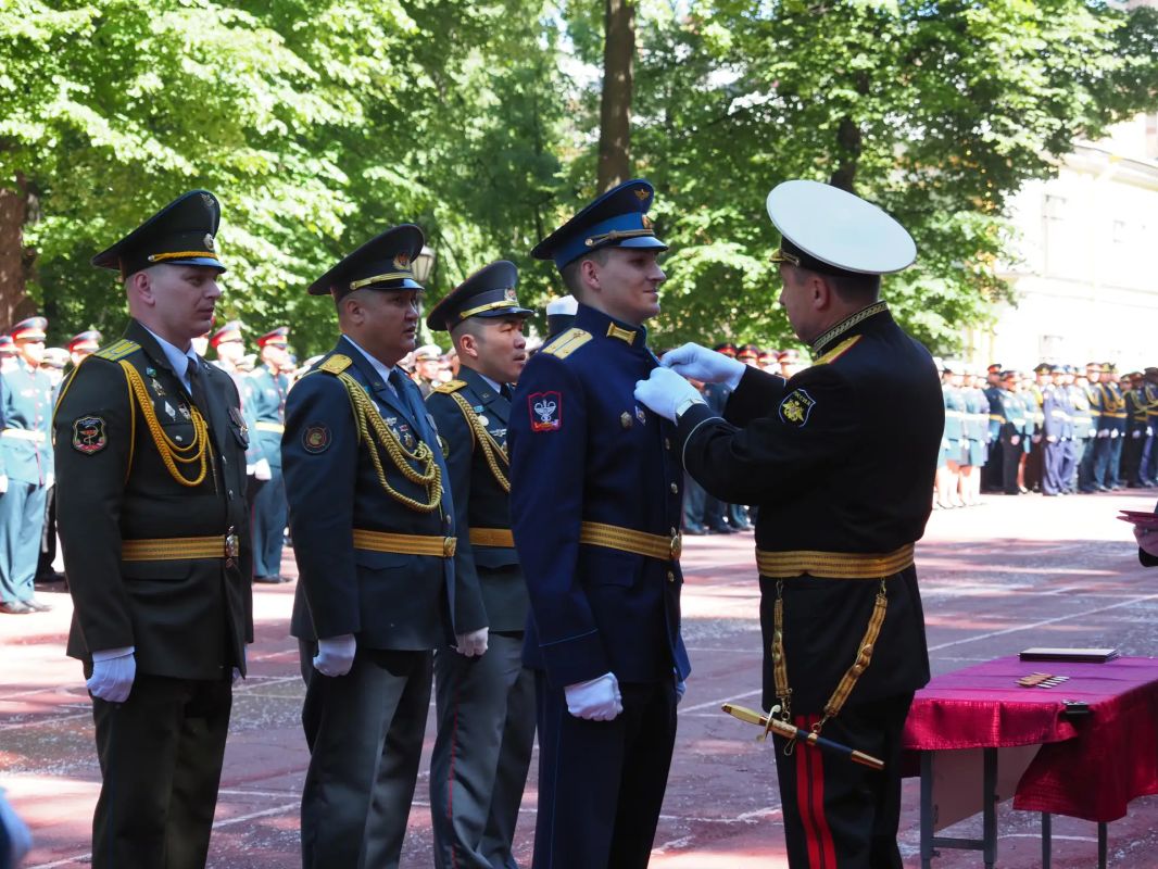 Более тысячи выпускников Военно-медицинской академии получили дипломы об окончании образования накануне дня медицинского работника Более тысячи выпускников Военно-медицинской академии получили дипломы об окончании образования накануне дня медицинского работника