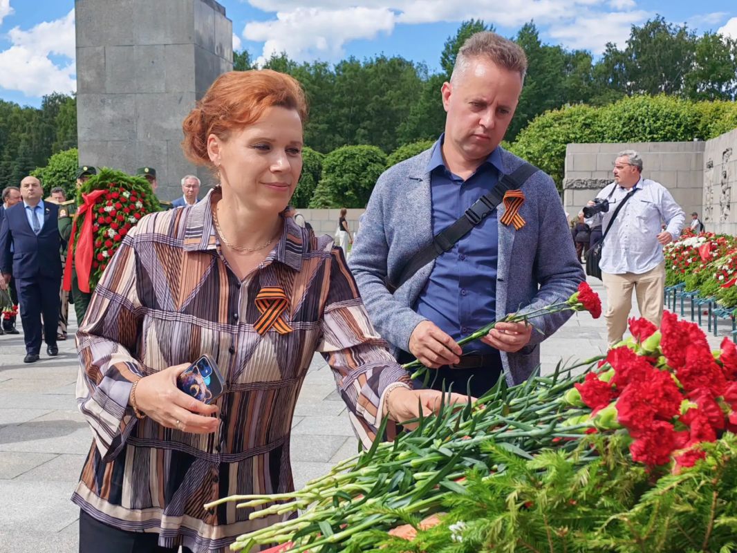 Санкт-Петербургская избирательная комиссия приняла участие в торжественно-траурной церемонии на Пискаревском мемориальном кладбище Санкт-Петербургская избирательная комиссия приняла участие в торжественно-траурной церемонии на Пискаревском мемориальном кладбище