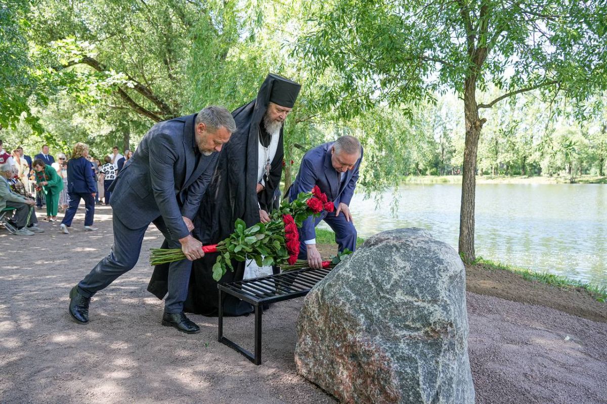 В Московском парке Победы прошла торжественно-траурная церемония открытия закладного камня на месте будущего «Колокола Памяти» В Московском парке Победы прошла торжественно-траурная церемония открытия закладного камня на месте будущего «Колокола Памяти»