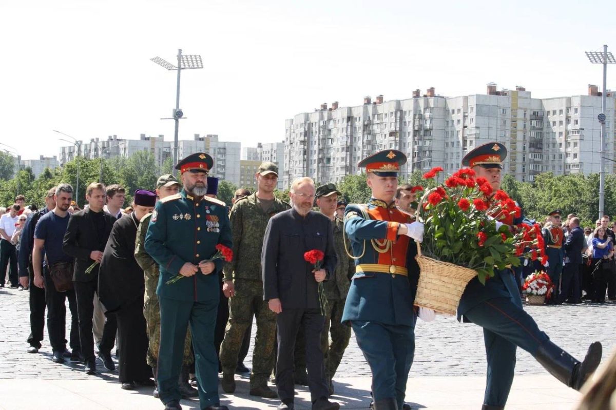 День памяти и скорби. В День памяти и скорби депутат Государственной Думы Виталий Милонов вместе со своей командой принял участие в церемонии возложения цветов на Площади Победы в Санкт-Петербурге День памяти и скорби. В День памяти и скорби депутат Государственной Думы Виталий Милонов вместе со своей командой принял участие в церемонии возложения цветов на Площади Победы в Санкт-Петербурге