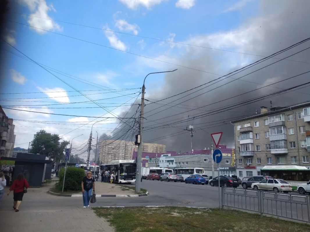 Над Воронежем поднимается облако дыма
