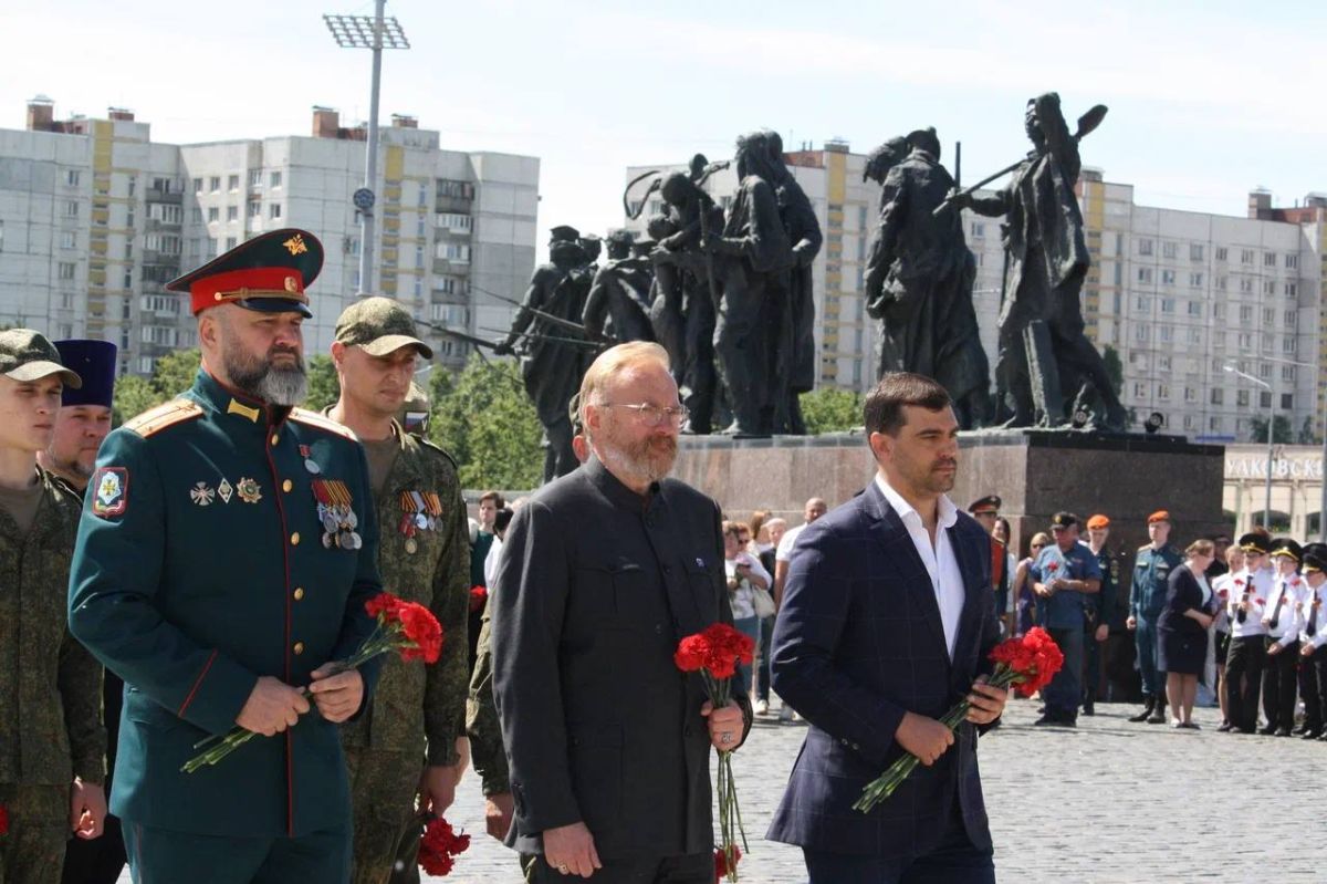 День памяти и скорби. В День памяти и скорби депутат Государственной Думы Виталий Милонов вместе со своей командой принял участие в церемонии возложения цветов на Площади Победы в Санкт-Петербурге День памяти и скорби. В День памяти и скорби депутат Государственной Думы Виталий Милонов вместе со своей командой принял участие в церемонии возложения цветов на Площади Победы в Санкт-Петербурге