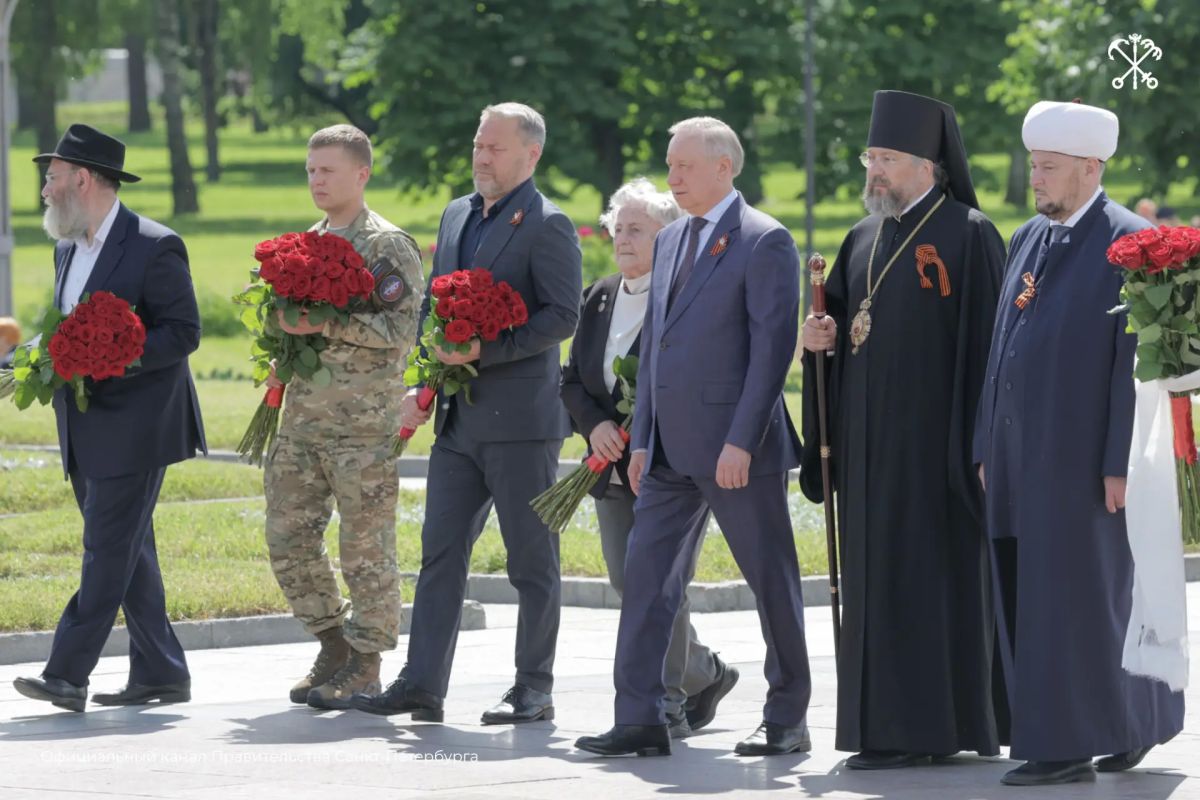 В День памяти и скорби на Пискарёвском мемориальном кладбище состоялась торжественно-траурная церемония В День памяти и скорби на Пискарёвском мемориальном кладбище состоялась торжественно-траурная церемония