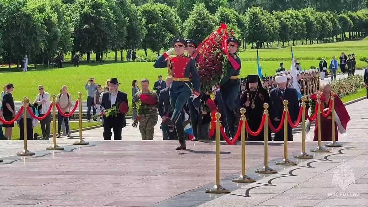Сотрудники #МЧС_Петербурга принимают участие в мероприятиях Дня памяти и скорби