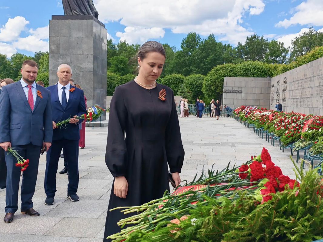 Санкт-Петербургская избирательная комиссия приняла участие в торжественно-траурной церемонии на Пискаревском мемориальном кладбище Санкт-Петербургская избирательная комиссия приняла участие в торжественно-траурной церемонии на Пискаревском мемориальном кладбище