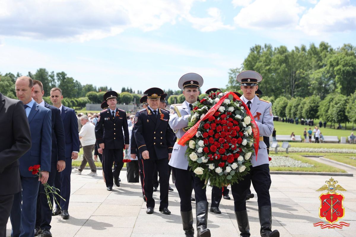 Полицейские Петербурга почтили память павших в Великой Отечественной войне Полицейские Петербурга почтили память павших в Великой Отечественной войне