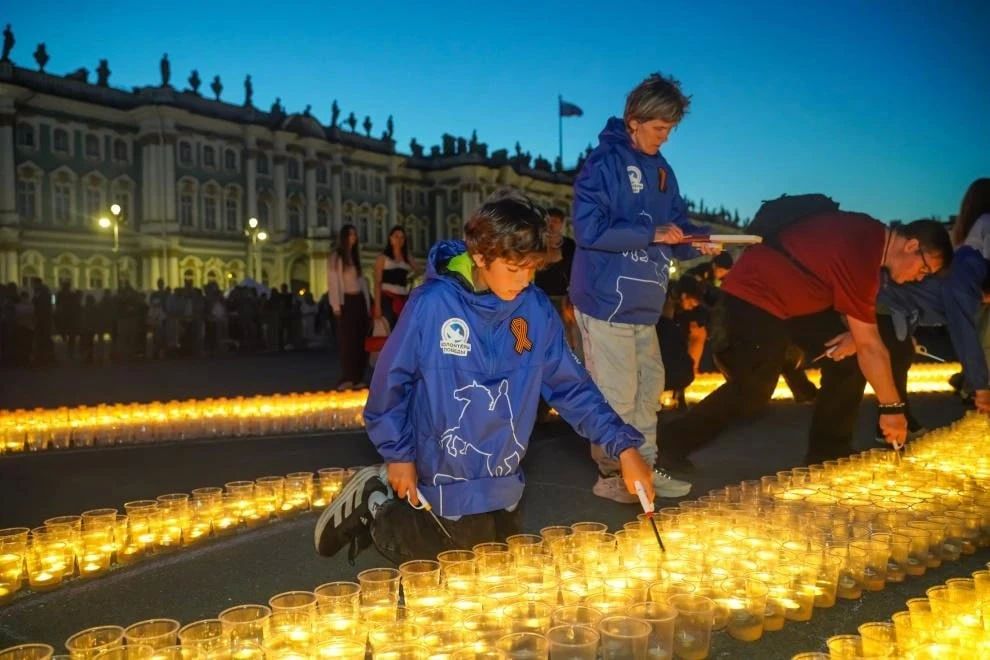 В ночь на 22 июня на Дворцовой площади зажгли 120 тысяч свечей В ночь на 22 июня на Дворцовой площади зажгли 120 тысяч свечей
