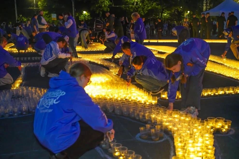 В ночь на 22 июня на Дворцовой площади зажгли 120 тысяч свечей В ночь на 22 июня на Дворцовой площади зажгли 120 тысяч свечей