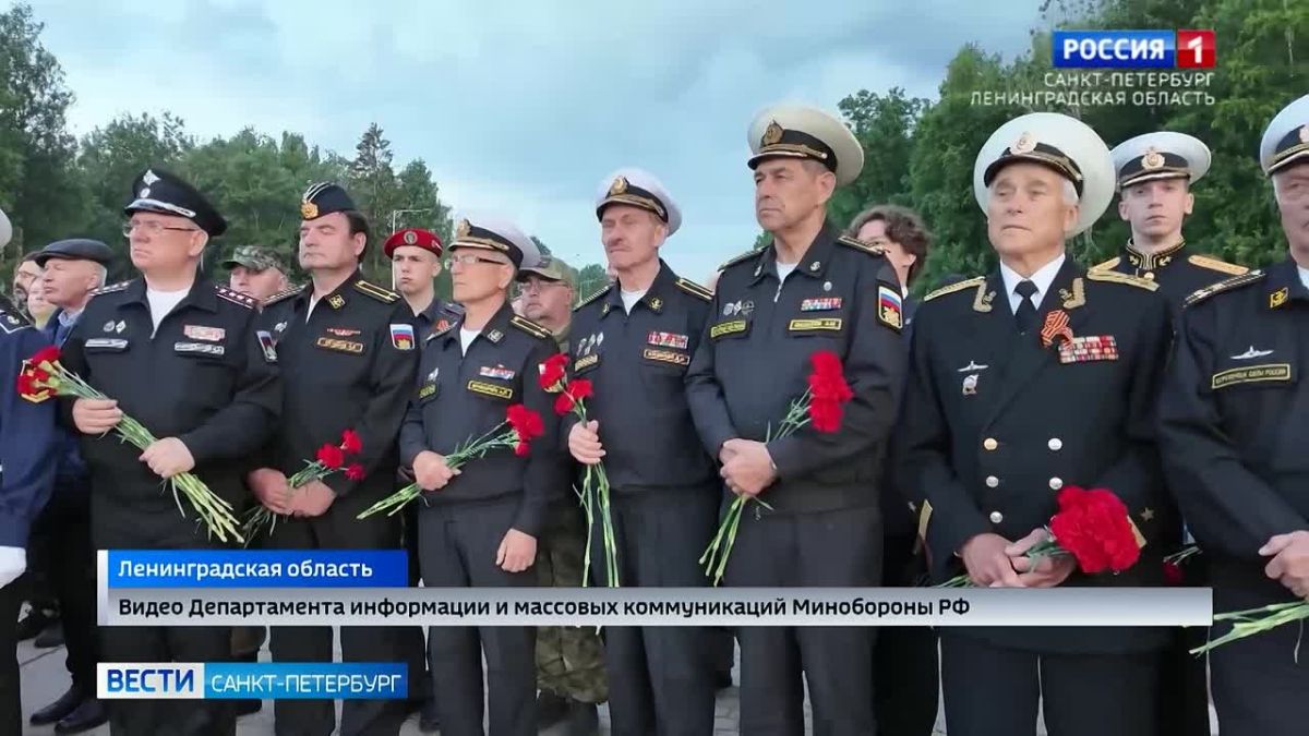 Представители ВМФ РФ провели траурный митинг у мемориала "Разорванное кольцо"