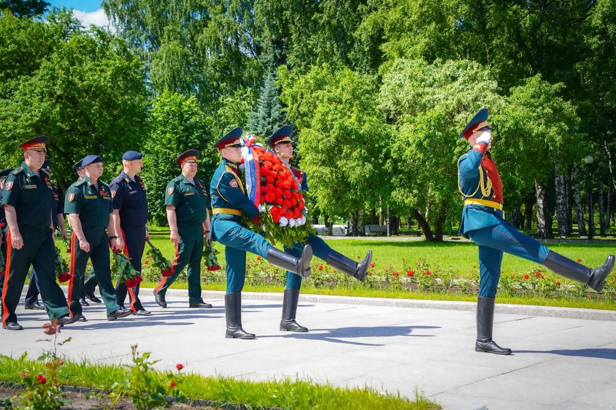 Командующий Северо-Западным округом Росгвардии почтил память погибших в годы Великой Отечественной войны Командующий Северо-Западным округом Росгвардии почтил память погибших в годы Великой Отечественной войны