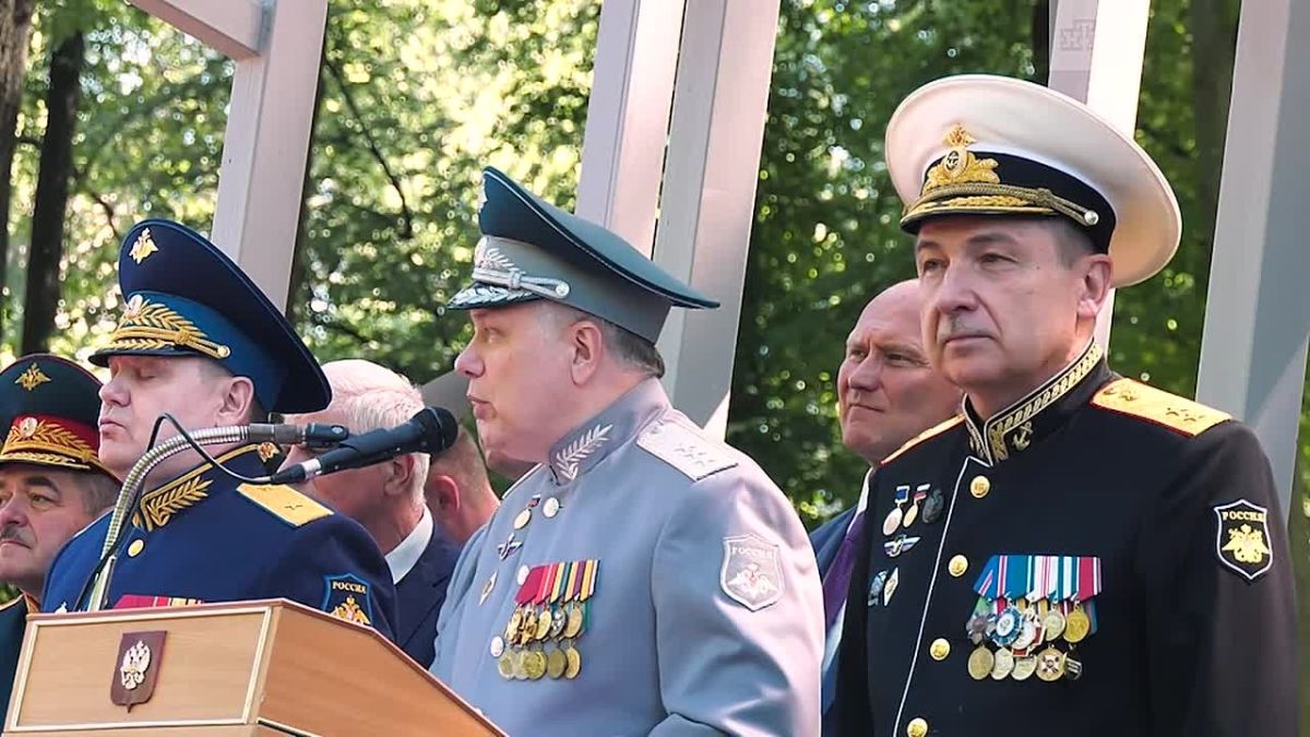 Более тысячи выпускников Военно-медицинской академии получили дипломы об окончании образования накануне дня медицинского работника