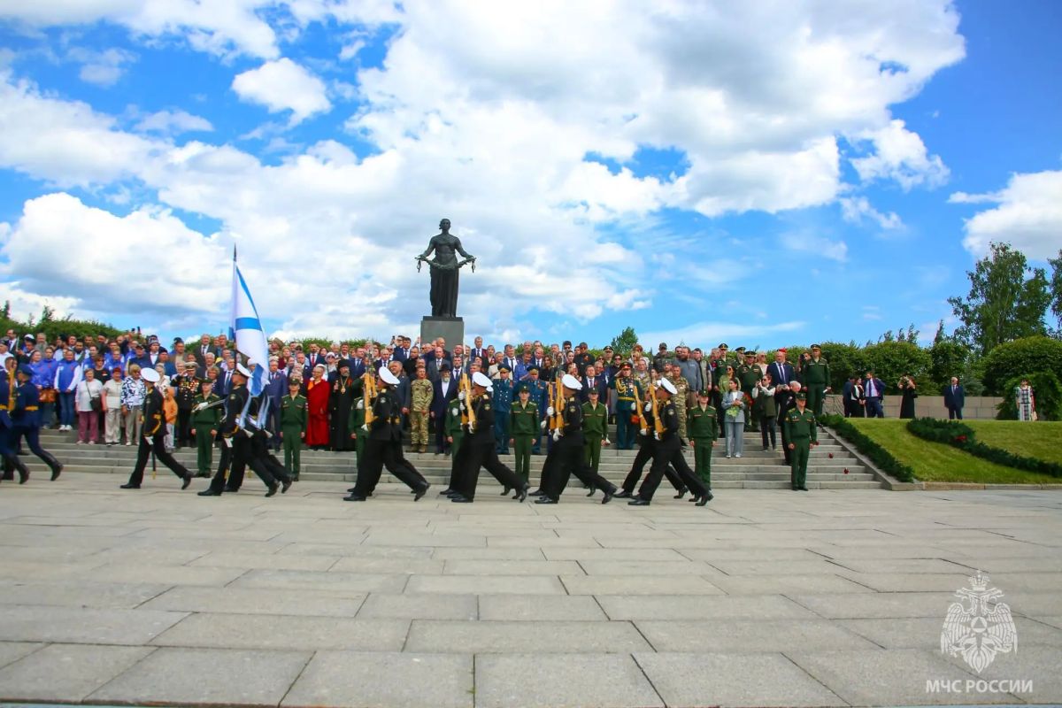 Сотрудники #МЧС_Петербурга принимают участие в мероприятиях Дня памяти и скорби Сотрудники #МЧС_Петербурга принимают участие в мероприятиях Дня памяти и скорби