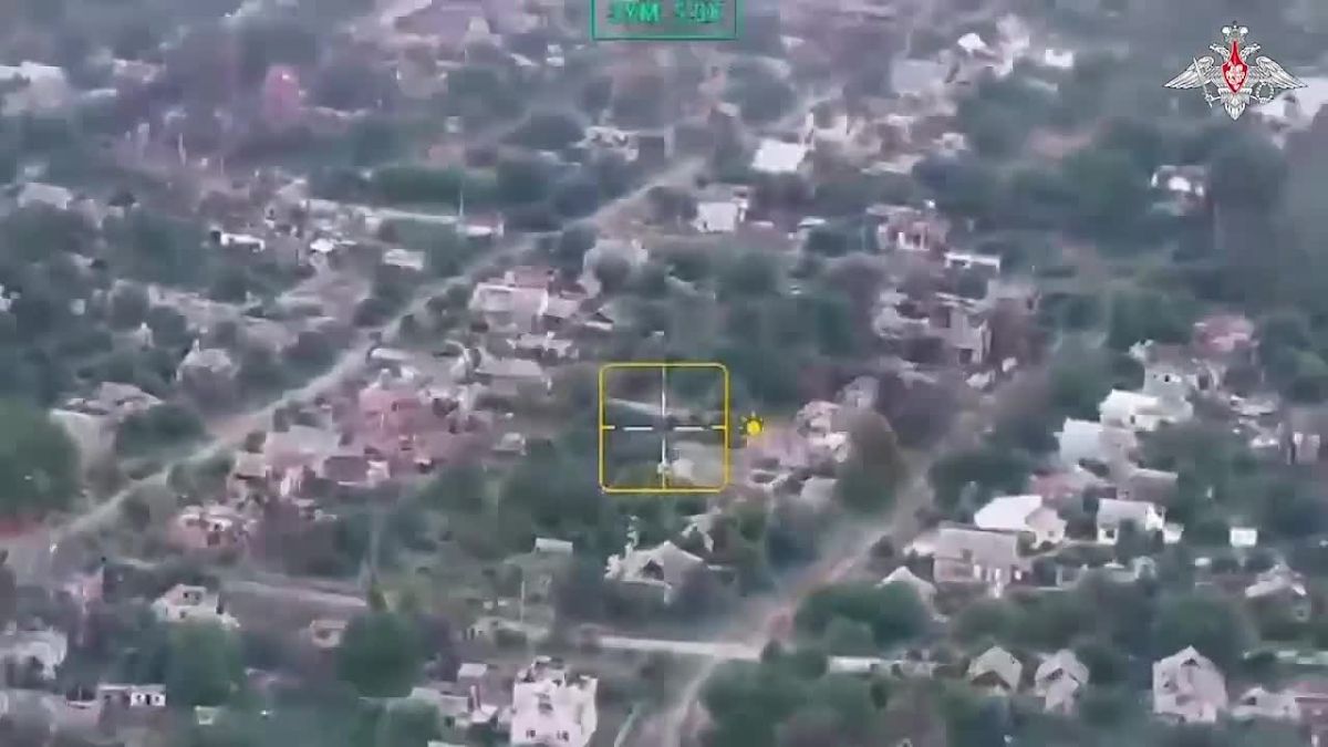 Юлия Витязева: Военнослужащие штурмовых подразделений «Южной» группировки войск развернули Государственный флаг Российской Федерации на освобожденной улице Преображенская в Константиновке