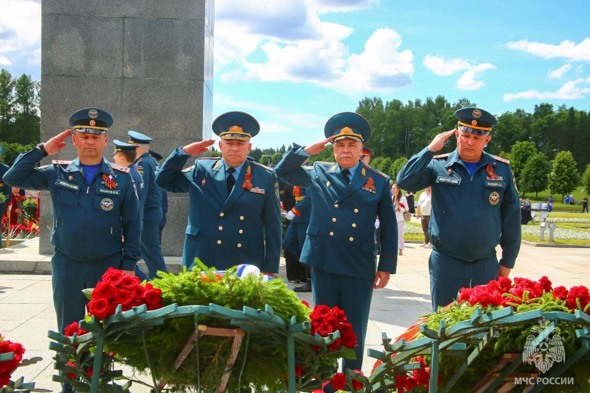Сотрудники #МЧС_Петербурга принимают участие в мероприятиях Дня памяти и скорби Сотрудники #МЧС_Петербурга принимают участие в мероприятиях Дня памяти и скорби