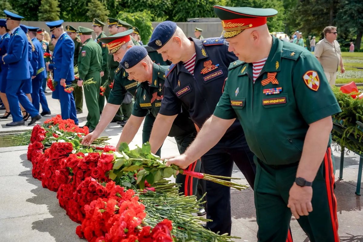 Командующий Северо-Западным округом Росгвардии почтил память погибших в годы Великой Отечественной войны Командующий Северо-Западным округом Росгвардии почтил память погибших в годы Великой Отечественной войны