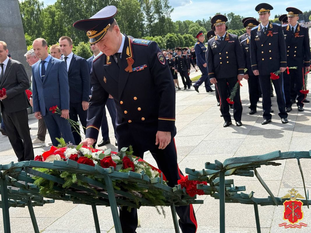 Полицейские Петербурга почтили память павших в Великой Отечественной войне Полицейские Петербурга почтили память павших в Великой Отечественной войне