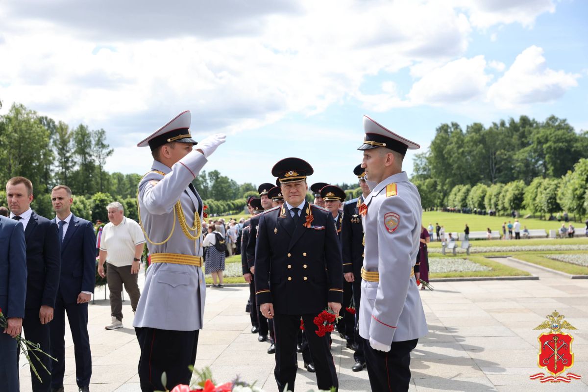 Полицейские Петербурга почтили память павших в Великой Отечественной войне Полицейские Петербурга почтили память павших в Великой Отечественной войне