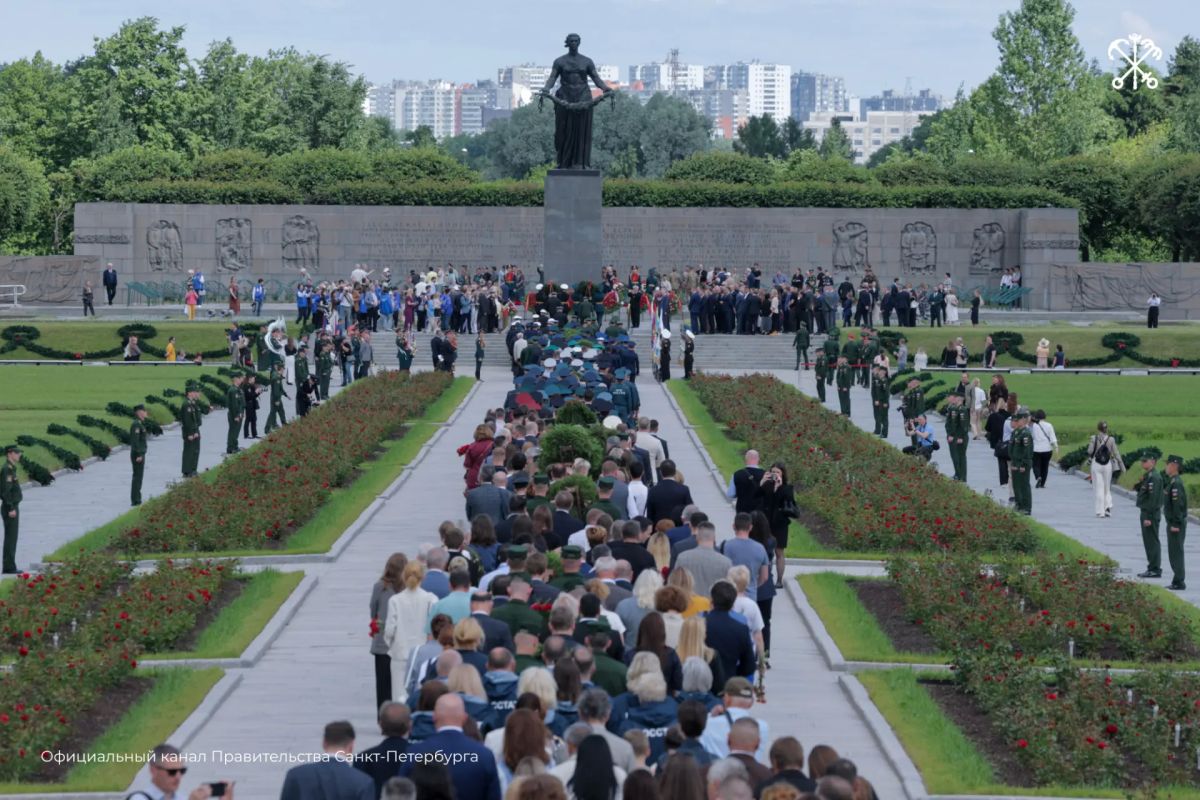 В День памяти и скорби на Пискарёвском мемориальном кладбище состоялась торжественно-траурная церемония