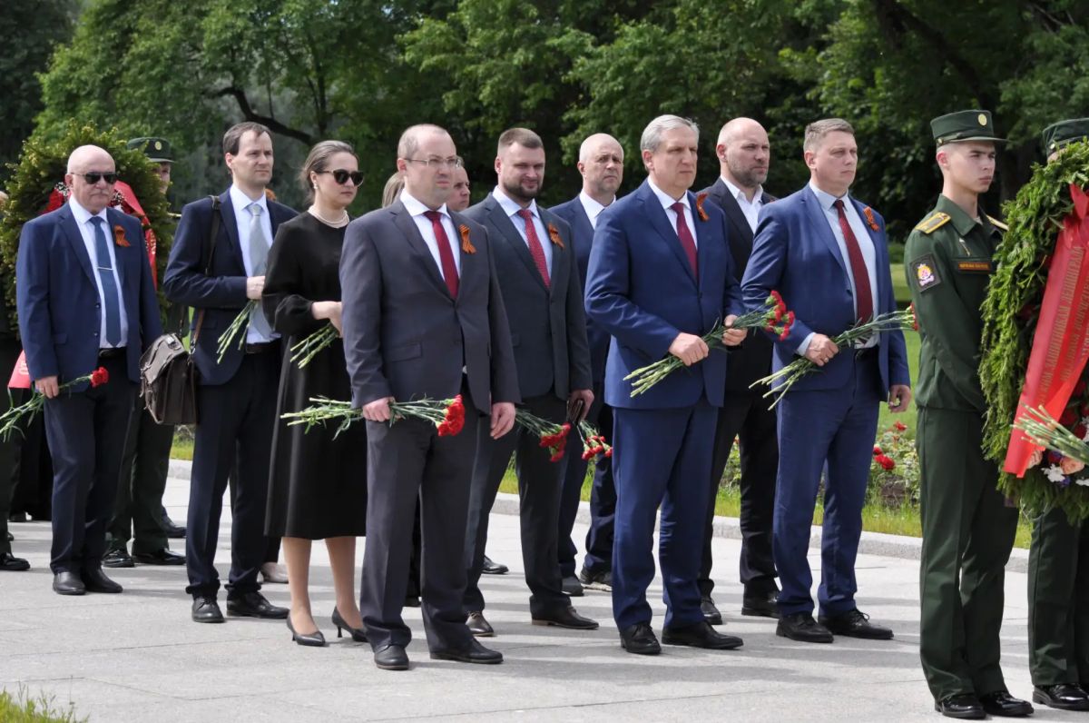 Санкт-Петербургская избирательная комиссия приняла участие в торжественно-траурной церемонии на Пискаревском мемориальном кладбище Санкт-Петербургская избирательная комиссия приняла участие в торжественно-траурной церемонии на Пискаревском мемориальном кладбище