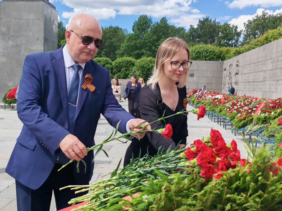 Санкт-Петербургская избирательная комиссия приняла участие в торжественно-траурной церемонии на Пискаревском мемориальном кладбище Санкт-Петербургская избирательная комиссия приняла участие в торжественно-траурной церемонии на Пискаревском мемориальном кладбище