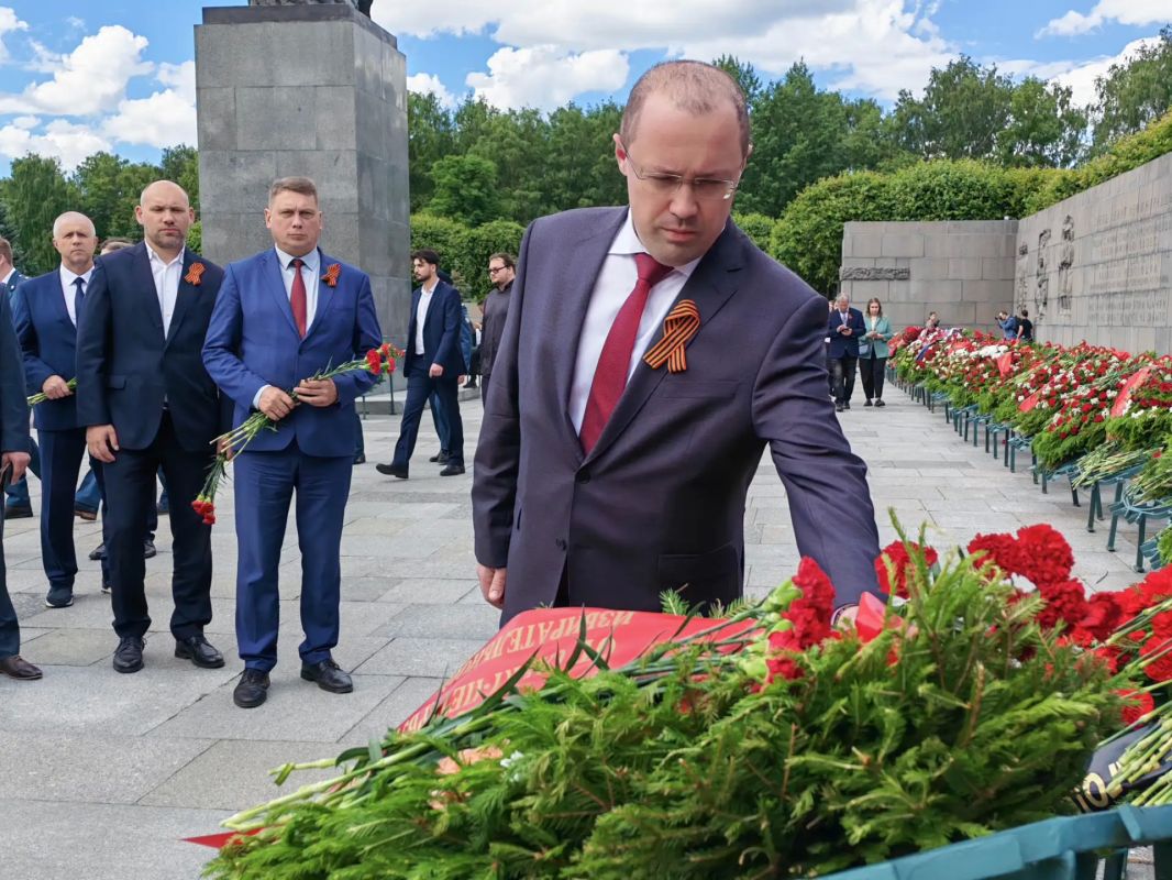 Санкт-Петербургская избирательная комиссия приняла участие в торжественно-траурной церемонии на Пискаревском мемориальном кладбище Санкт-Петербургская избирательная комиссия приняла участие в торжественно-траурной церемонии на Пискаревском мемориальном кладбище