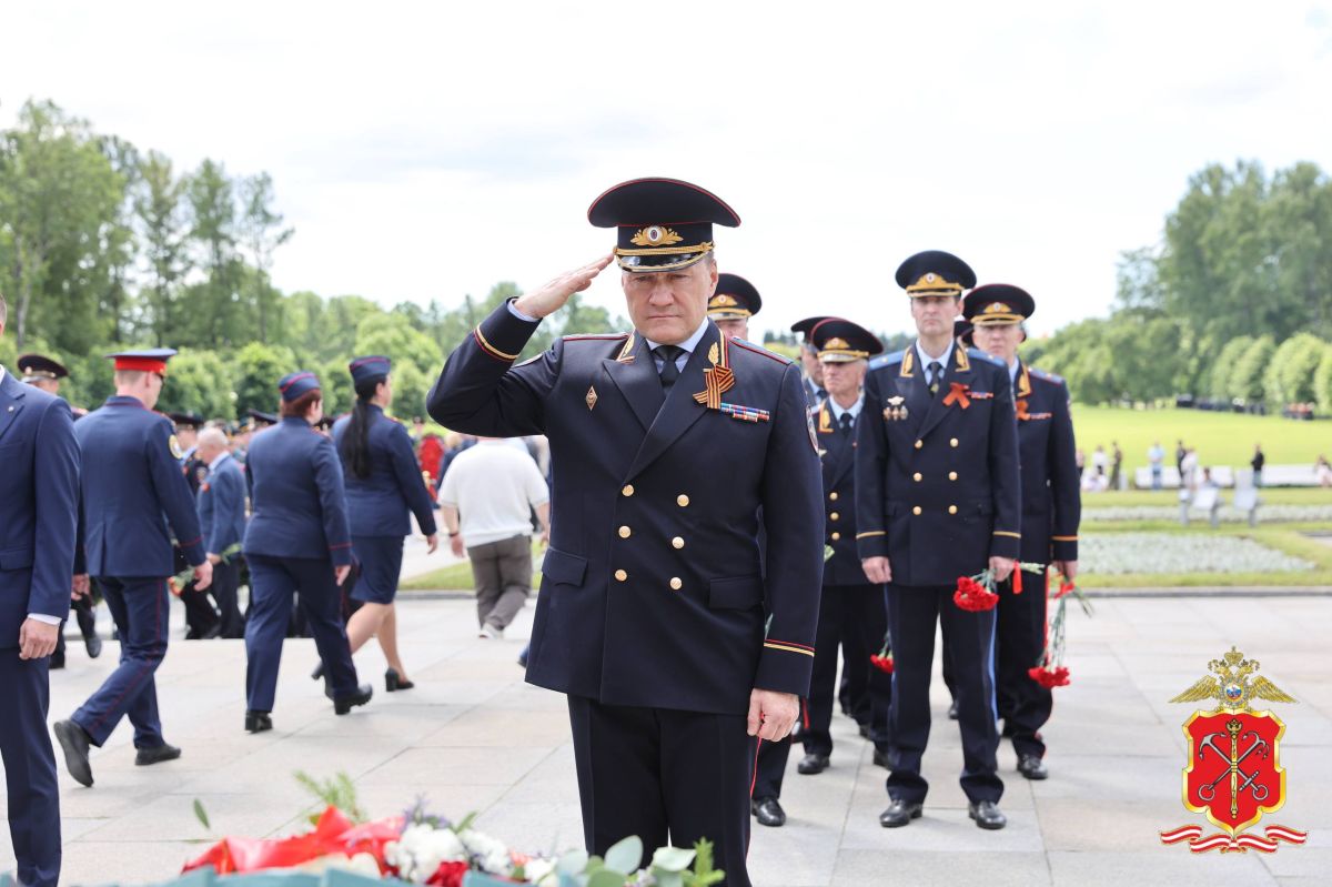 Полицейские Петербурга почтили память павших в Великой Отечественной войне Полицейские Петербурга почтили память павших в Великой Отечественной войне