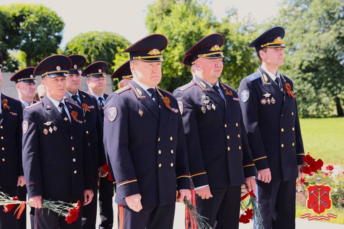 Полицейские Петербурга почтили память павших в Великой Отечественной войне Полицейские Петербурга почтили память павших в Великой Отечественной войне