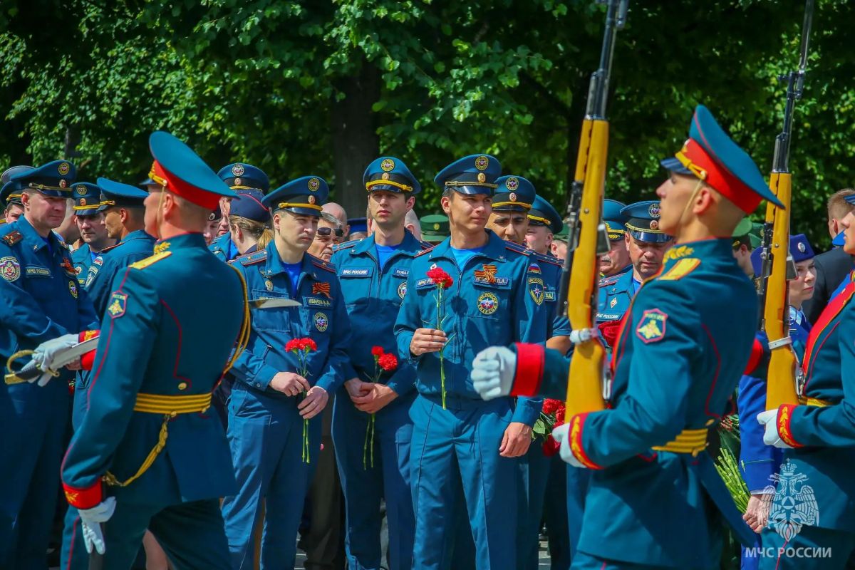 Сотрудники #МЧС_Петербурга принимают участие в мероприятиях Дня памяти и скорби Сотрудники #МЧС_Петербурга принимают участие в мероприятиях Дня памяти и скорби