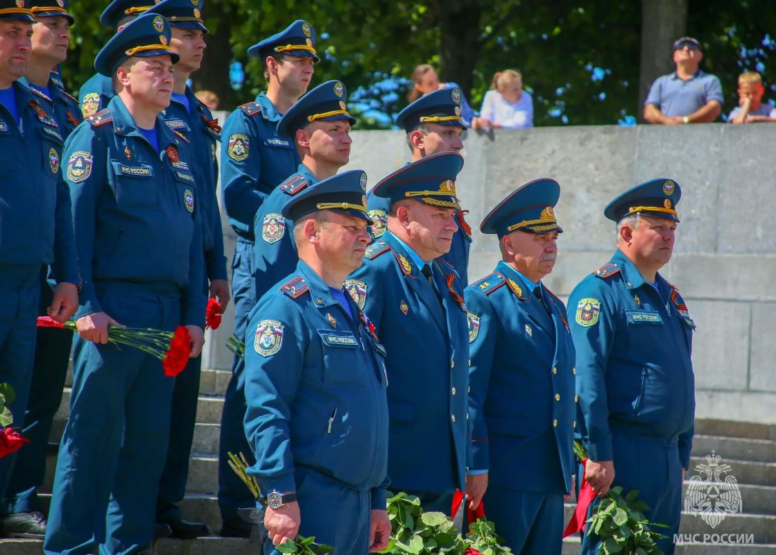 Сотрудники #МЧС_Петербурга принимают участие в мероприятиях Дня памяти и скорби Сотрудники #МЧС_Петербурга принимают участие в мероприятиях Дня памяти и скорби