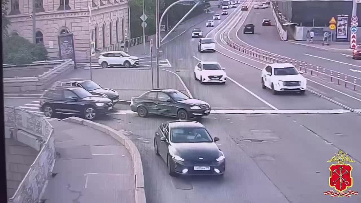 У Литейного моста не поделили дорогу двое на Porsche и Audi