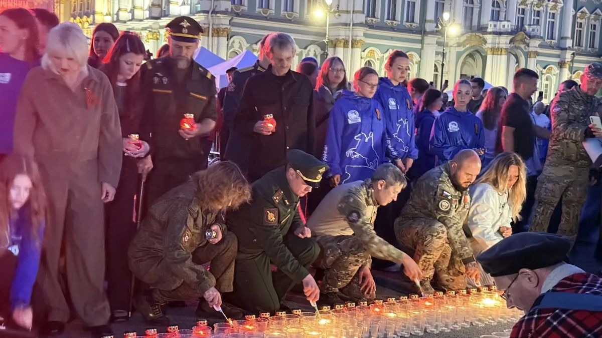 Картину из свечей, посвященную блокадному Ленинграду, зажгли в Петербурге Картину из свечей, посвященную блокадному Ленинграду, зажгли в Петербурге