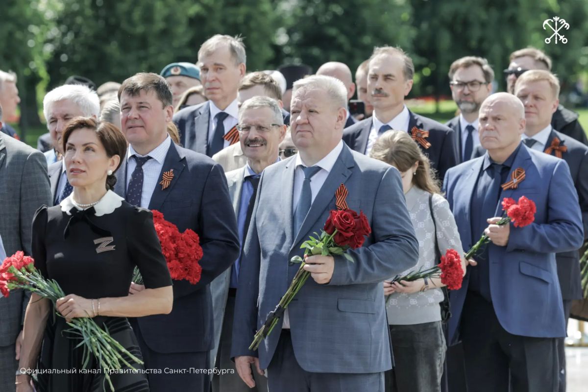 В День памяти и скорби на Пискарёвском мемориальном кладбище состоялась торжественно-траурная церемония В День памяти и скорби на Пискарёвском мемориальном кладбище состоялась торжественно-траурная церемония
