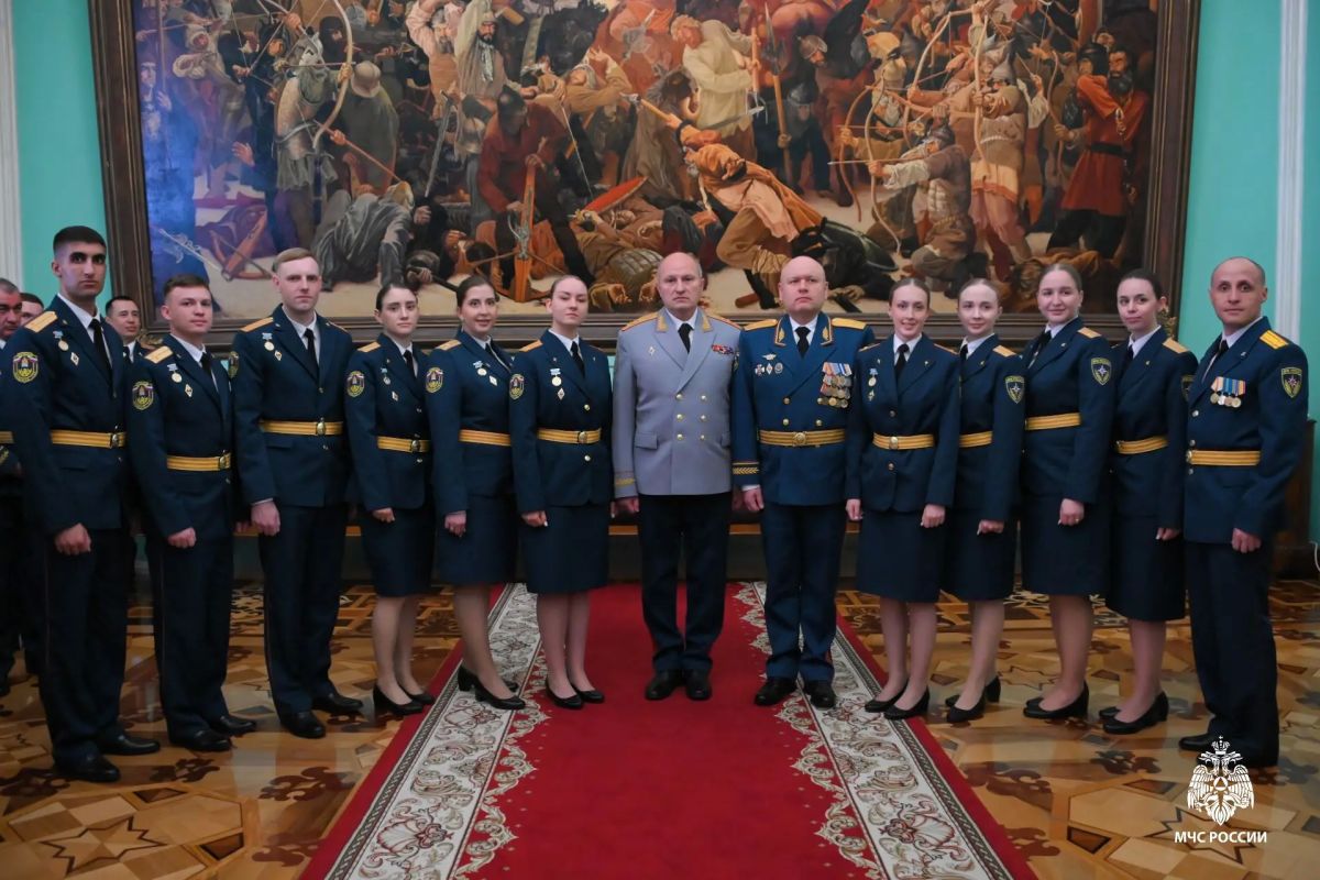 В Кремле с Владимиром Путиным встретились лучшие выпускники вузов МЧС России В Кремле с Владимиром Путиным встретились лучшие выпускники вузов МЧС России