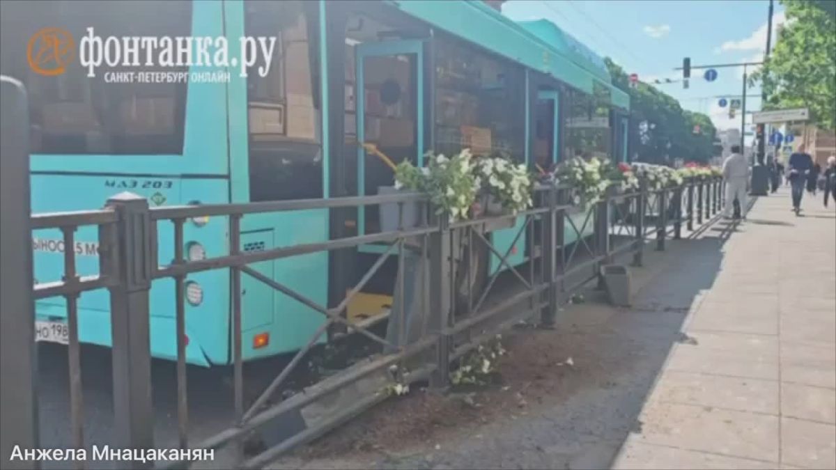Автобус №225 съехал в кашпо с цветами после ДТП