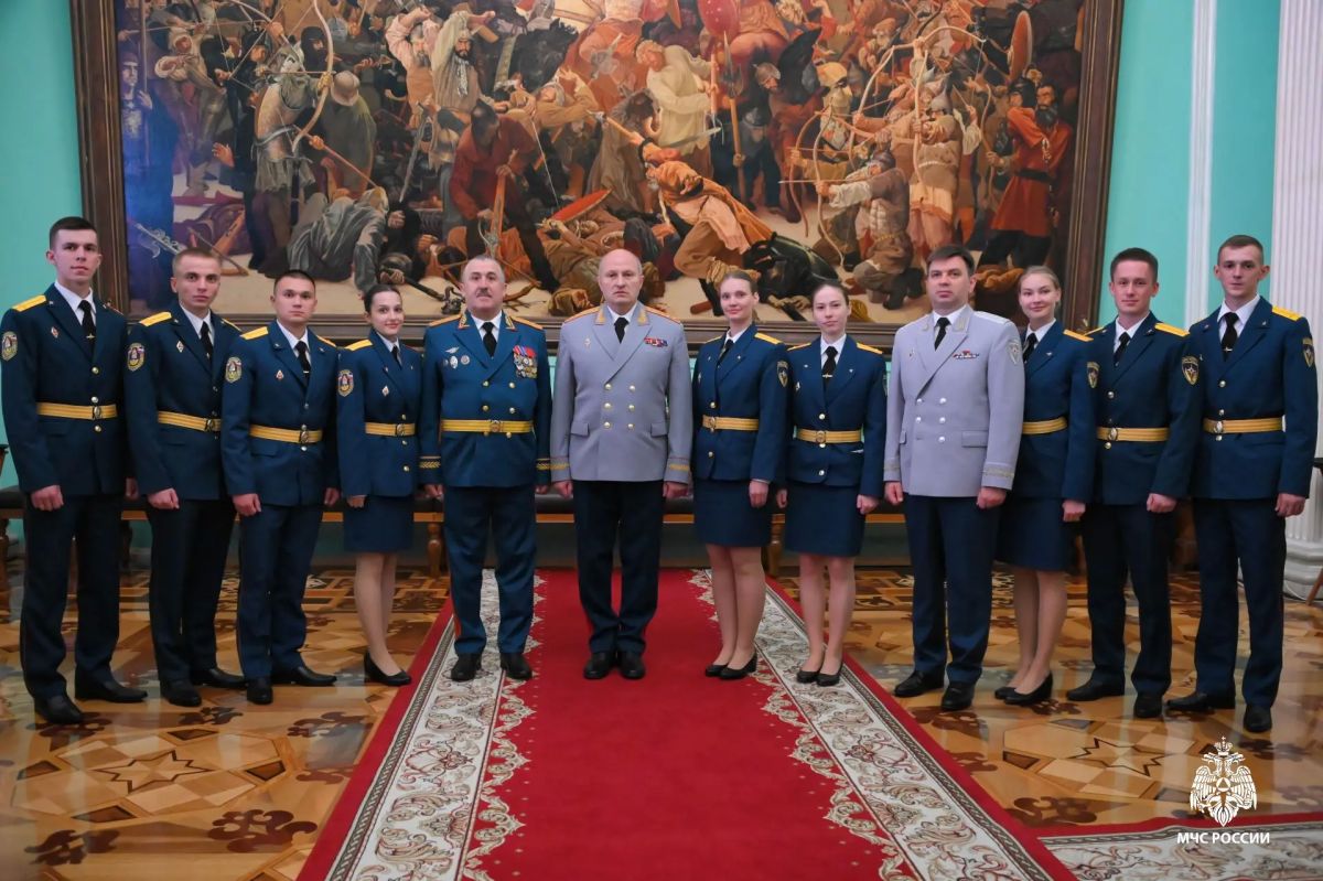 В Кремле с Владимиром Путиным встретились лучшие выпускники вузов МЧС России В Кремле с Владимиром Путиным встретились лучшие выпускники вузов МЧС России