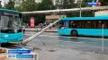 У метро "Проспект Ветеранов" автобус снёс опору уличного освещения