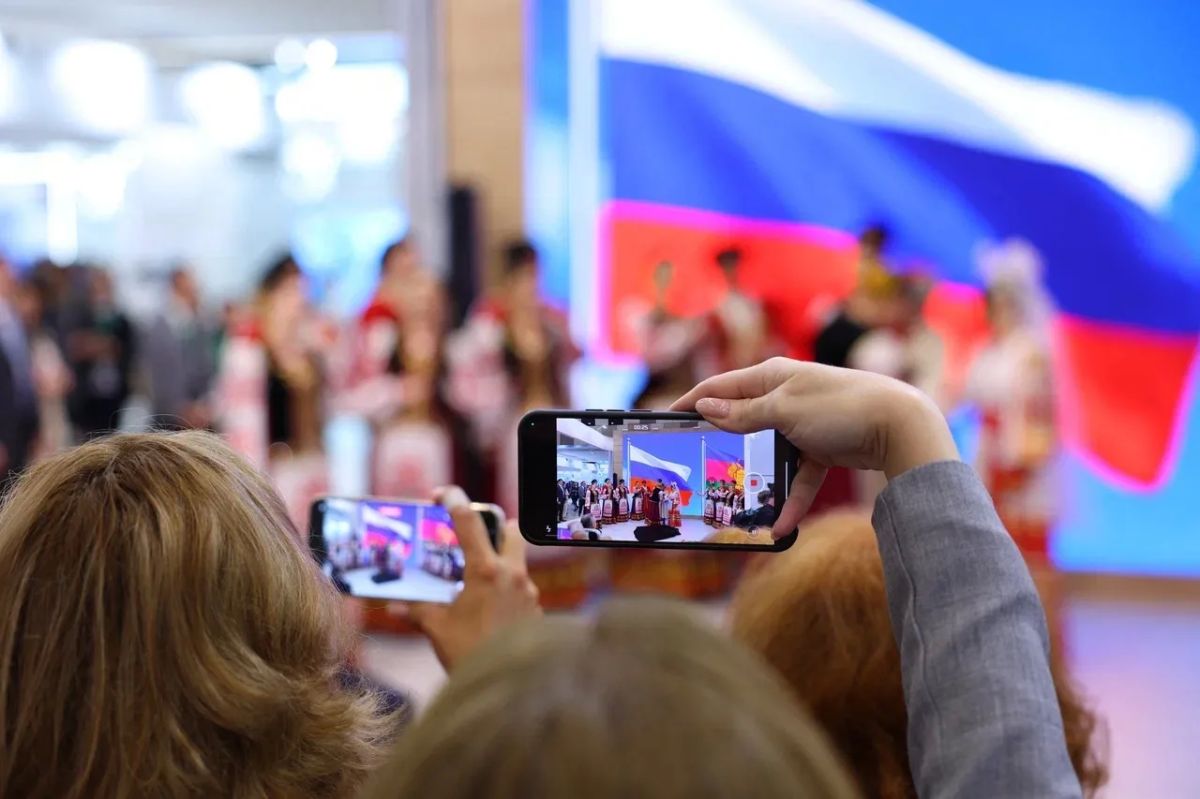 Из Краснодара с любовью: на #ПМЮФ26 прошла церемония бракосочетания по кубанским традициям Из Краснодара с любовью: на #ПМЮФ26 прошла церемония бракосочетания по кубанским традициям